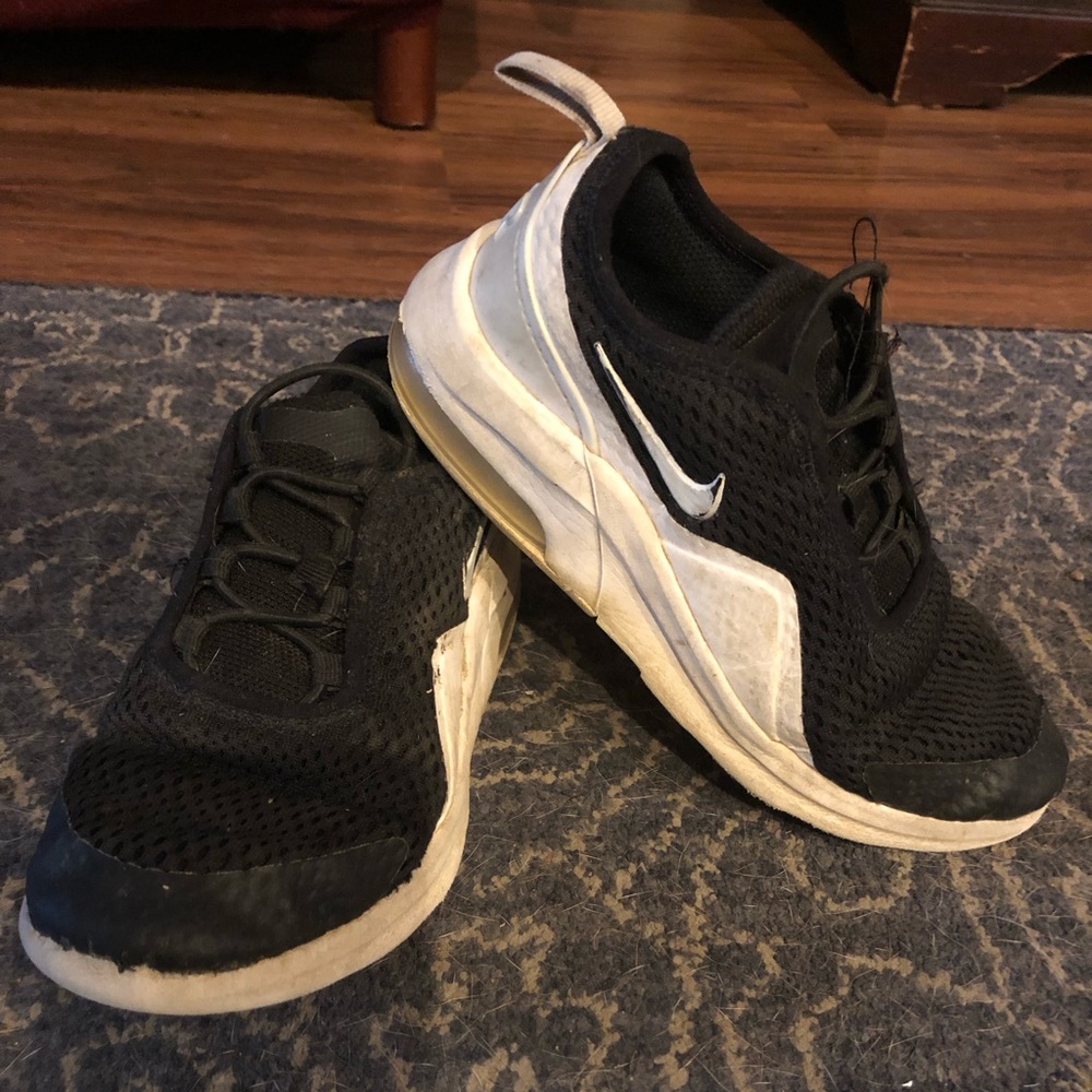 Black/white Air Max Motion 2 running shoes. Size 1. GUC.